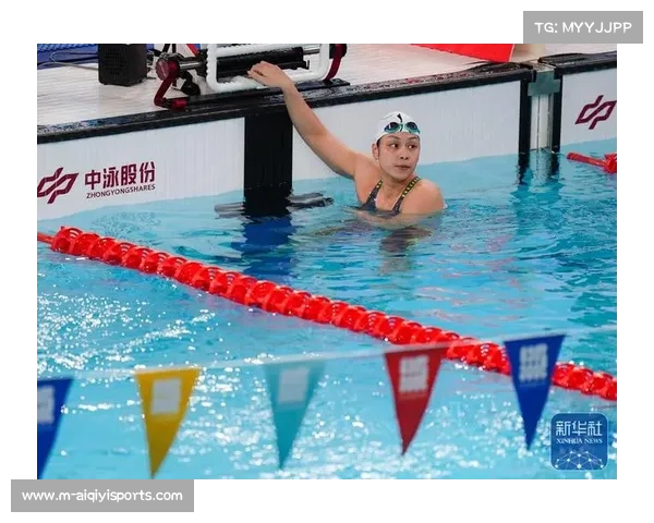 女子200混决赛余依婷拥抱于子迪，新老选手相惜