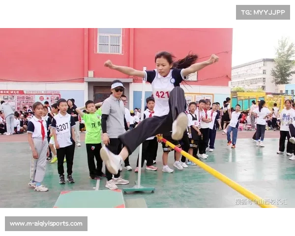 会同县一完小跳高跳远赛场:选手腾空划弧线,向更高目标冲击 会同县一完小跳高跳远赛场:选手腾空划弧线,向更高目标冲击