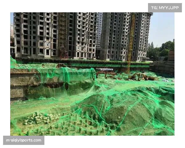 图卢兹主场雨战,工作人员紧急处理场地积水